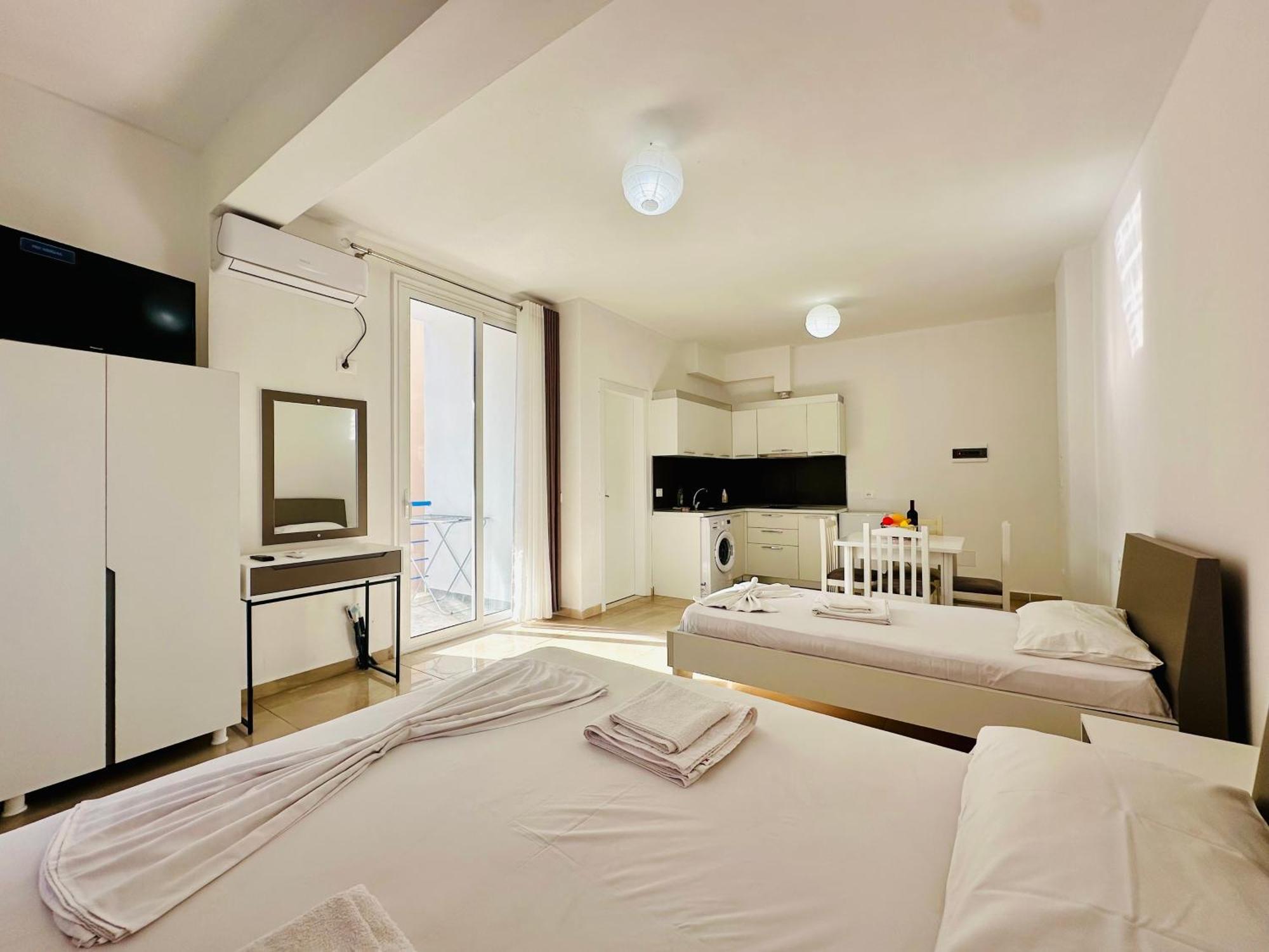 Jico Travel - Villa Colombo Vlorë Buitenkant foto
